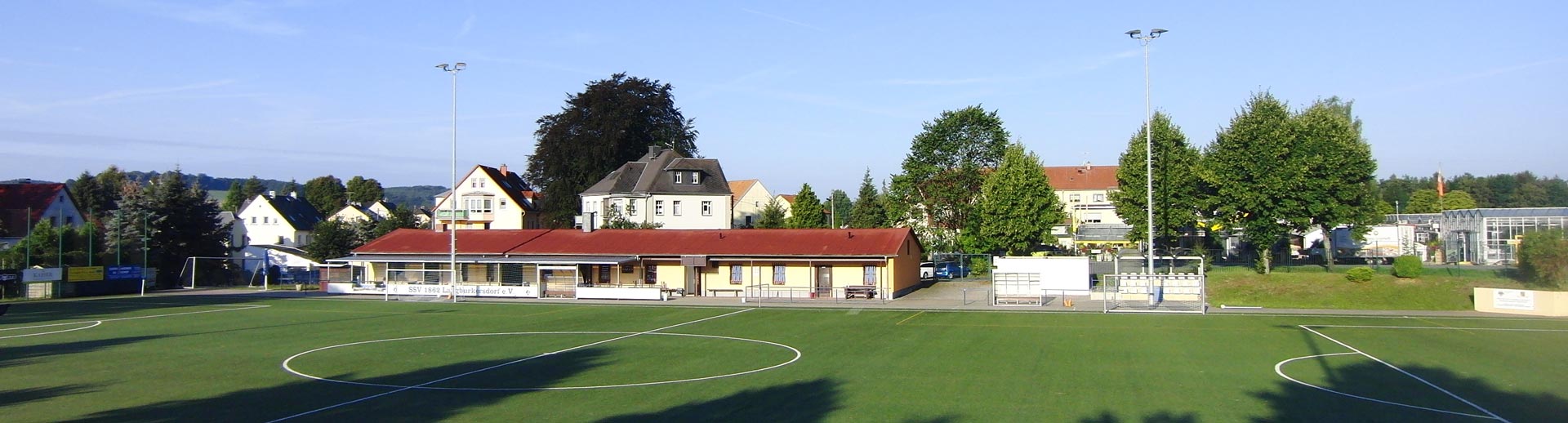 Sportplatz mit VereinsgebäudeMitglieder SSV 1862 Langburkersdorf e. V.